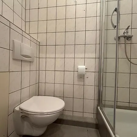 Gasthof Doppelzimmer-Bad-Kuehlschrank Tv-18