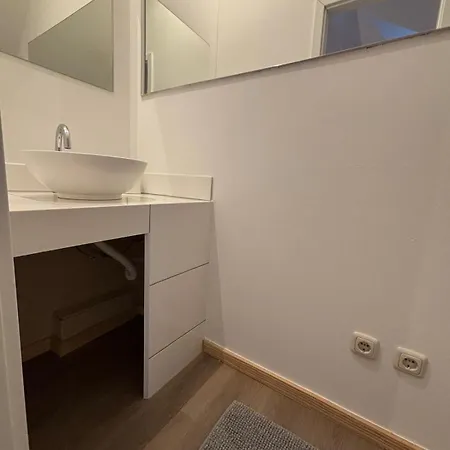 Doppelzimmer-bad-kuehlschrank Tv-18 Gasthuis Meine