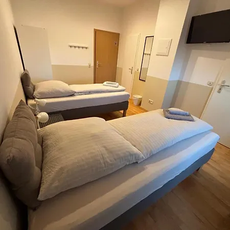 Guest house Doppelzimmer-bad-kuehlschrank Tv-18 Meine